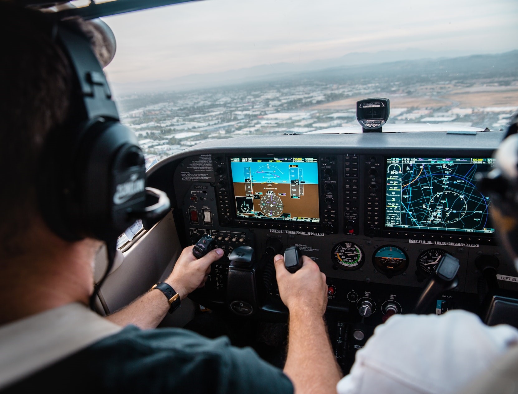 piloot in cockpit van vliegtuig in de lucht