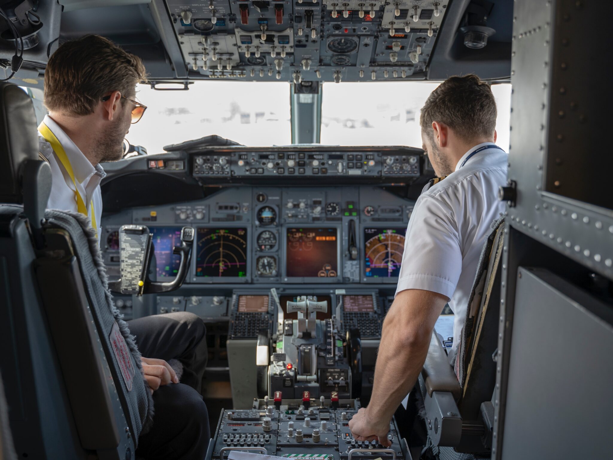 Twee piloten in een cockpit