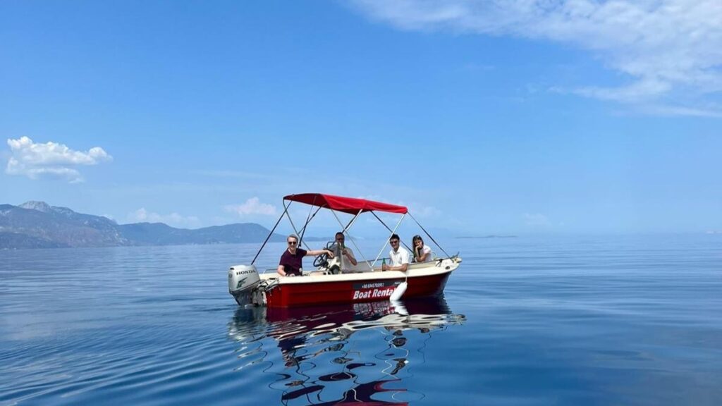 Boot aan de Griekse kust met vier personen