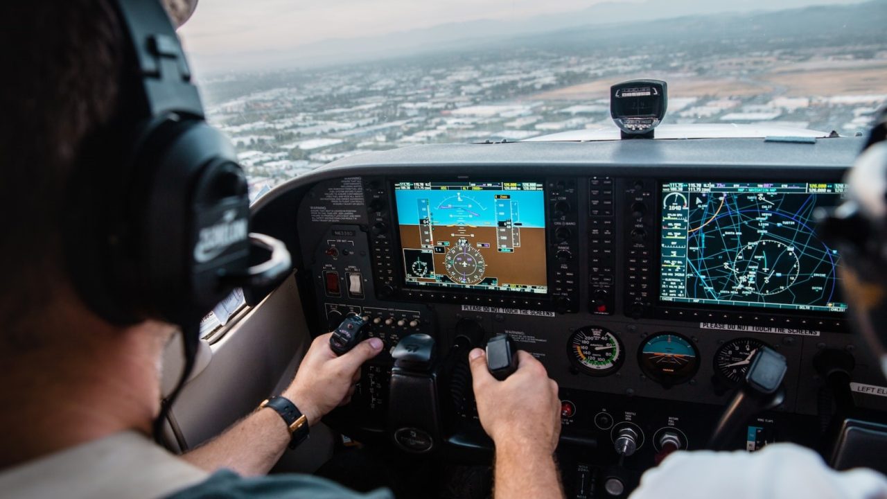 piloot in cockpit van vliegtuig in de lucht