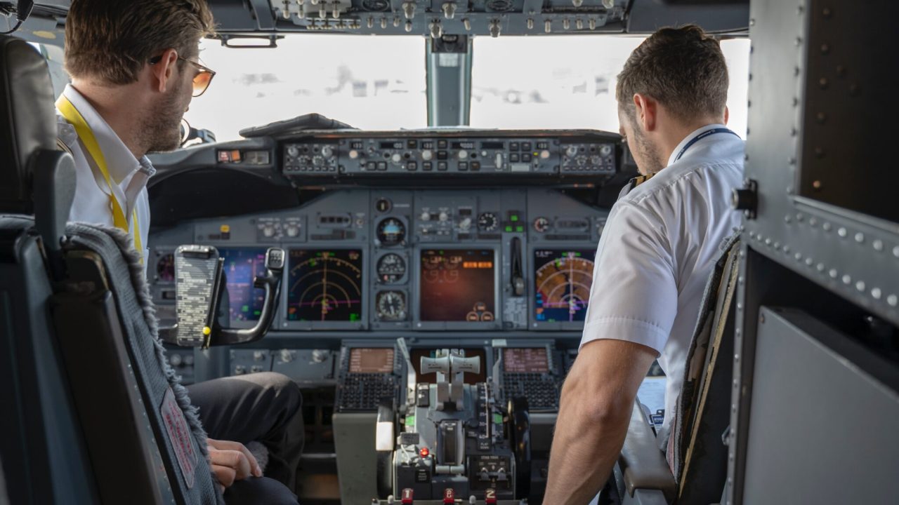 Twee piloten in een cockpit